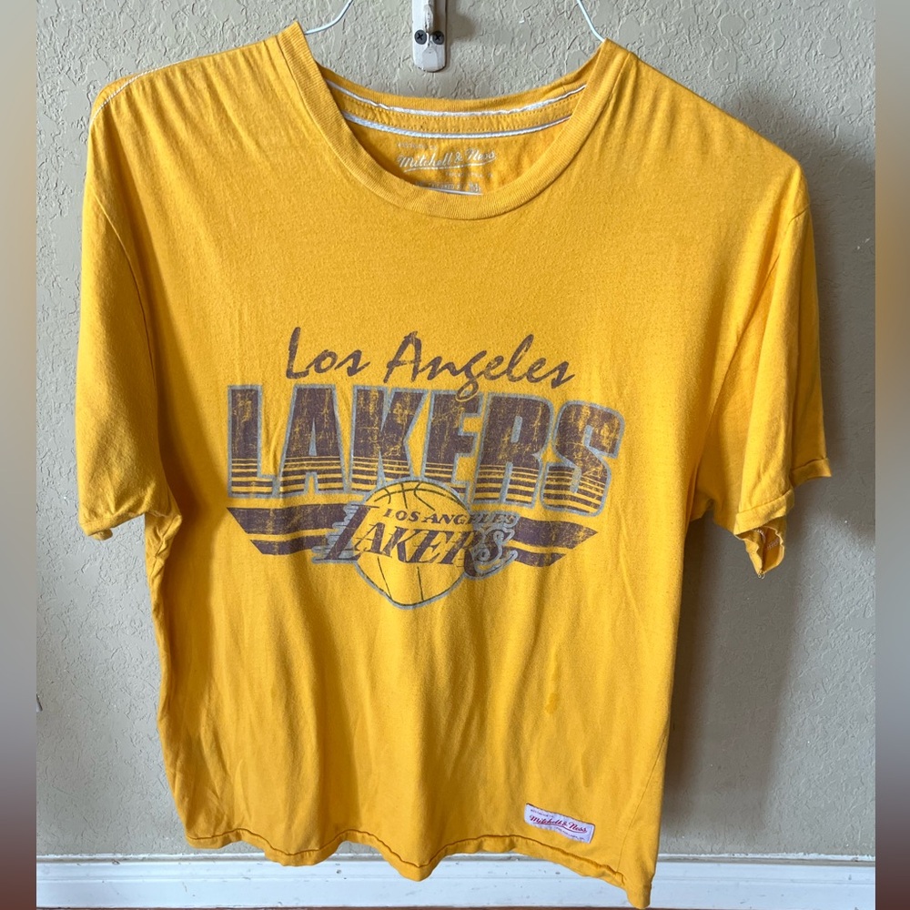 Mitchell & Ness men’s vintage-inspired size L Lakers t-shirt
